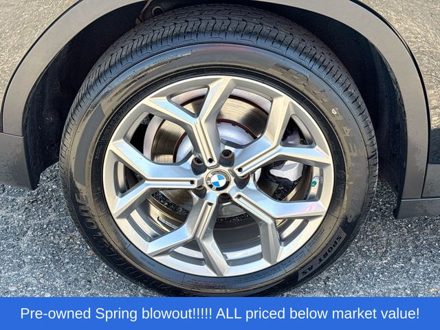 Used 2022 Black Sapphire Metallic BMW sDrive30i image 11