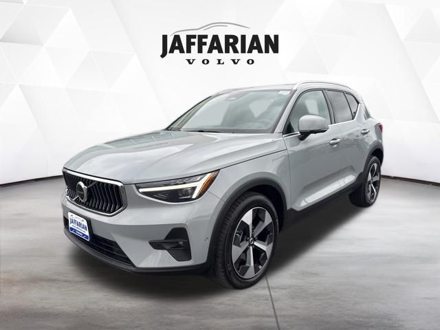 2025 Volvo XC40 B5 Plus Bright Theme AWD