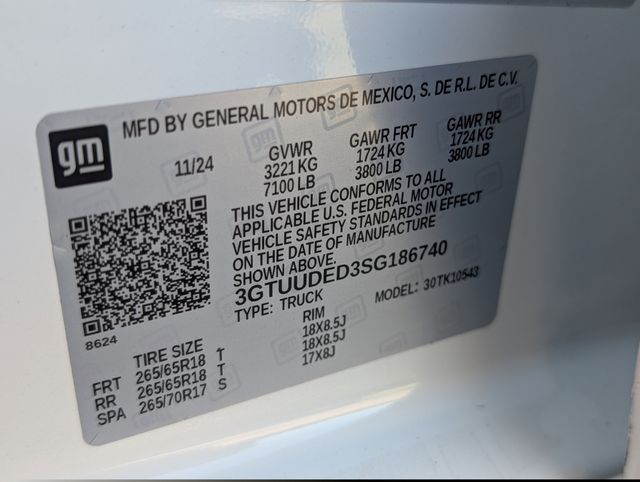 Used 2025 White GMC SLT image 27