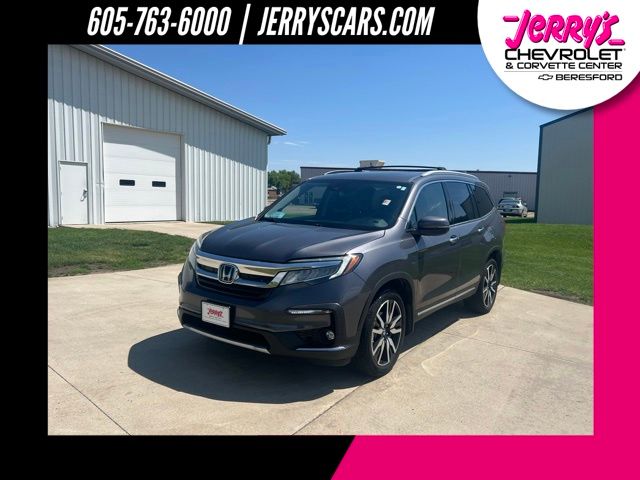 2021 Honda Pilot Touring AWD with Rear Captains Chairs