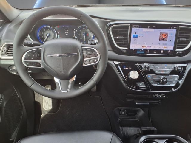 2025 Chrysler Voyager LX - Photo 18