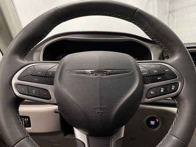 2023 Chrysler Pacifica Touring L photo