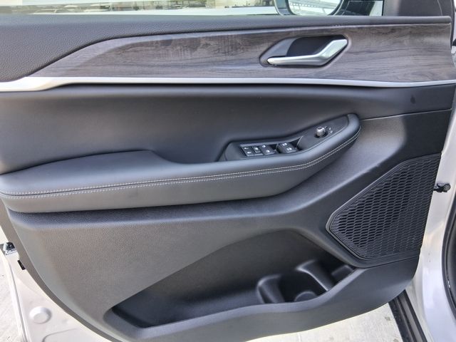 New 2026 Silver Jeep Altitude image 18