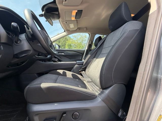 2025 Nissan Rogue SV - Photo 16