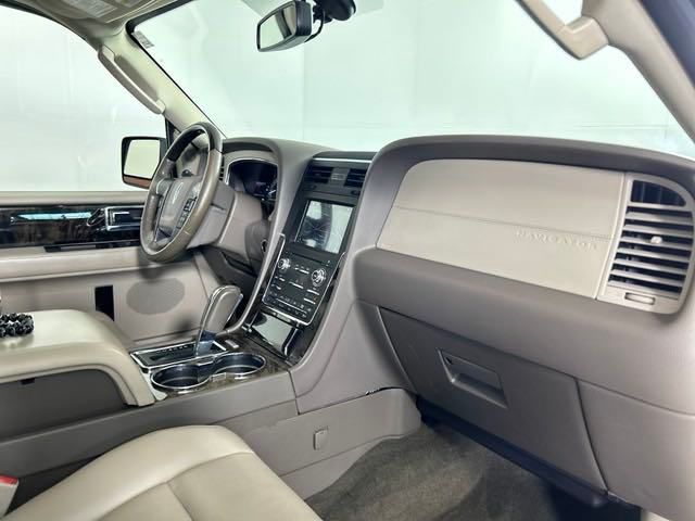 2017 Lincoln Navigator Select 43