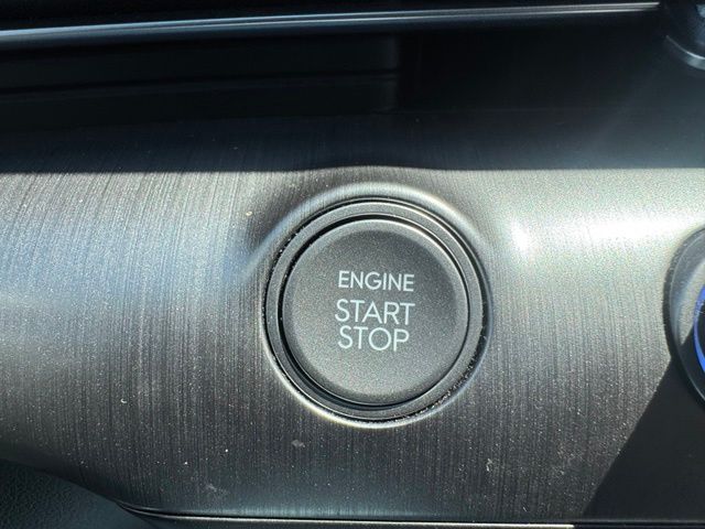 Used 2025 White Hyundai SEL image 31