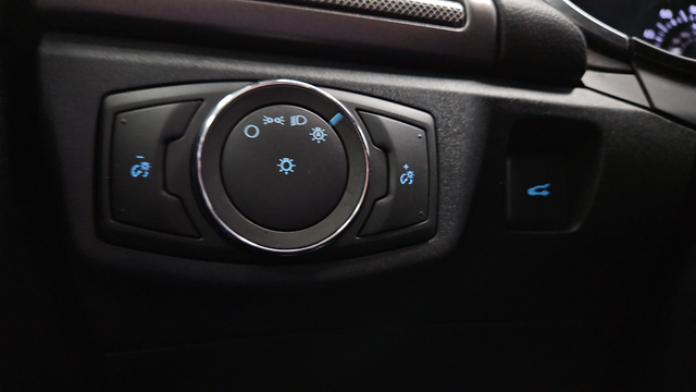 Used 2020 Oxford White Ford SE image 33