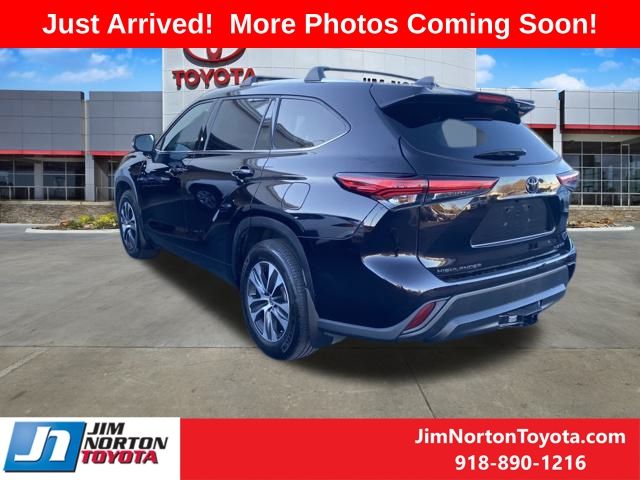 2022 Toyota Highlander XLE 8