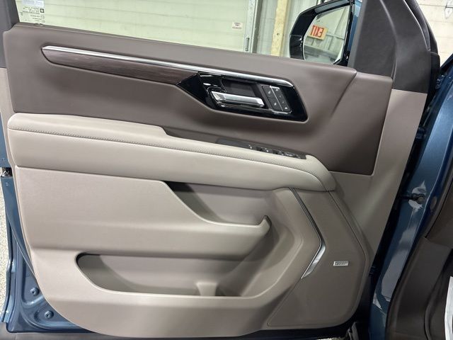 2025 Chevrolet Suburban LT photo
