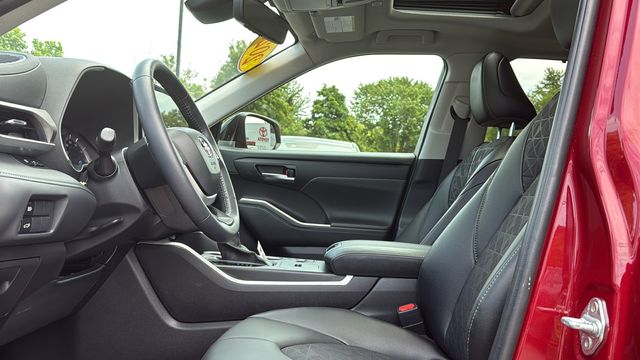 Used 2024 Toyota Highlander Hybrid SUV