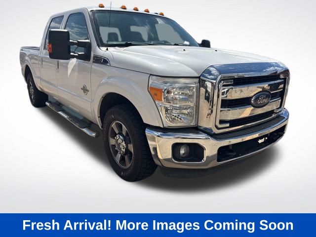 White Platinum Clearcoat Metallic 2015 Ford F-250 Super Duty Lariat Crew Cab Pickup Truck 4X2 6-Speed Automatic Overdrive