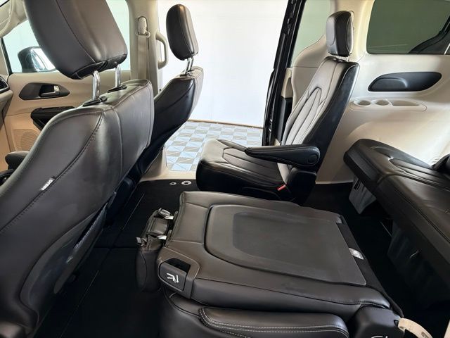 Used 2023 Chrysler Pacifica Van