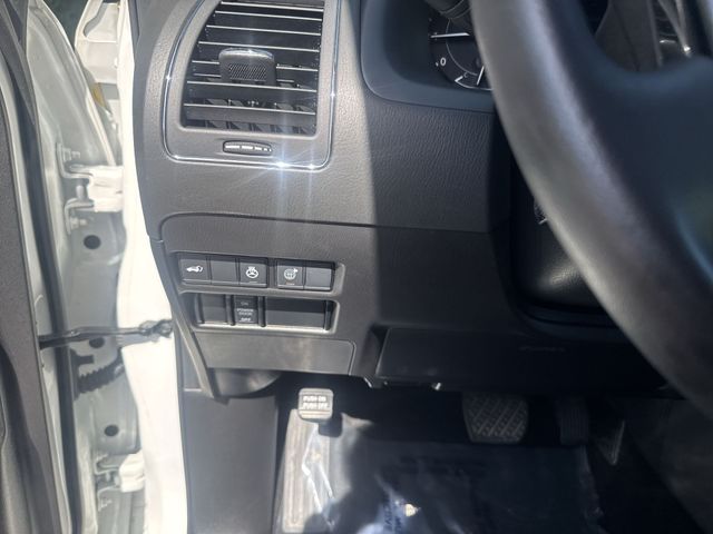 Used 2023 White Nissan Platinum image 28