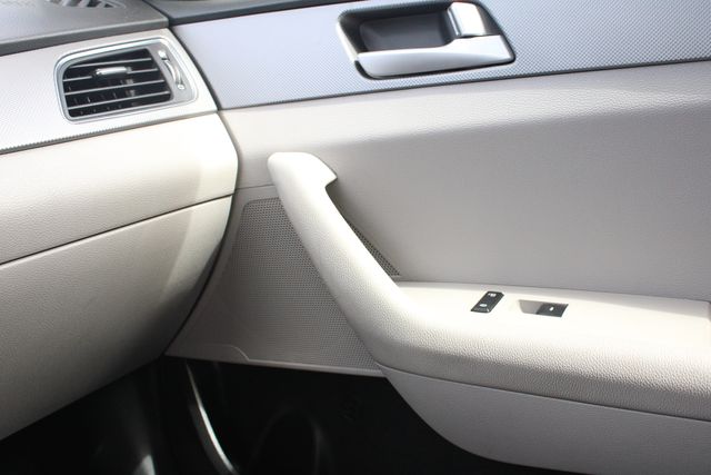 Used 2017 Black Hyundai Base image 18