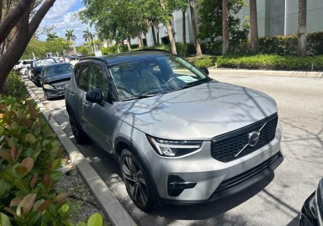 2023 Volvo XC40 B5 Plus Dark Theme