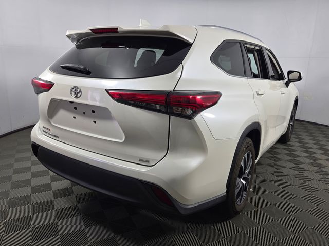 Used Midnight Black Metallic 2021 Toyota Highlander XLE for Sale
