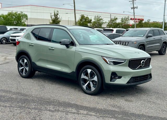 2025 Volvo XC40 B5 Plus Dark Theme