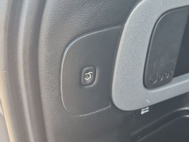 Used 2018 Silver Jeep Trailhawk image 30