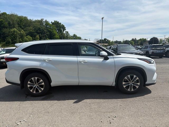 2022 Toyota Highlander XLE Off-white at Carlisle Cadillac Buick GMC