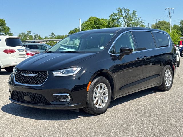 2024 Chrysler Pacifica Touring L's photo