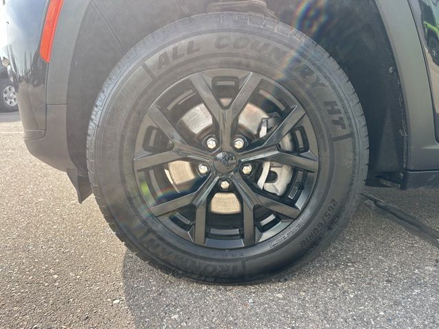 2024 Jeep Grand Cherokee L Altitude - Diamond Black Crystal Pearlcoat exterior view 8