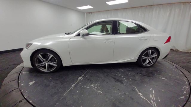2017 – Lexus – IS