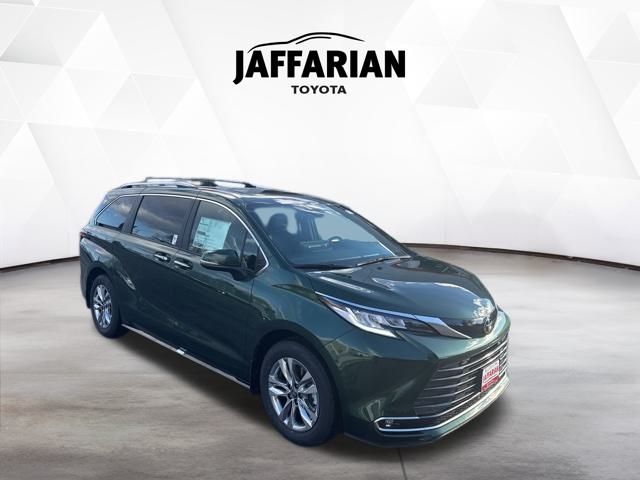 2026 Toyota Sienna Limited's photo