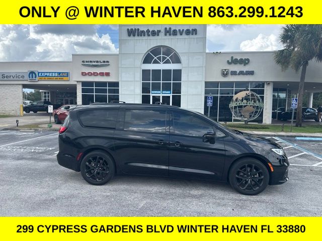 2023 Brilliant Black Crystal Pearlcoat Chrysler Pacifica Touring L FWD Van