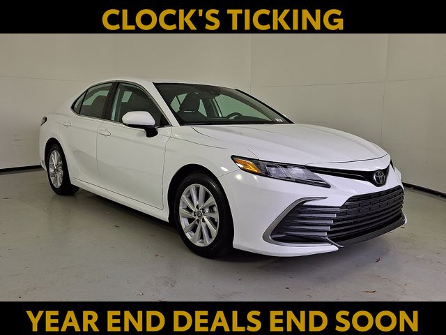 2024 Toyota Camry LE's photo