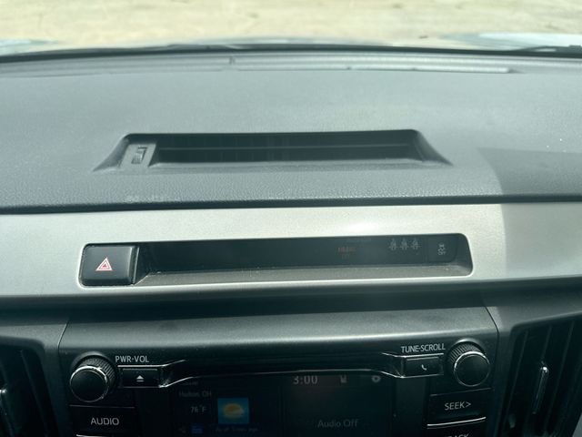 Used 2018 Silver Toyota XLE image 39