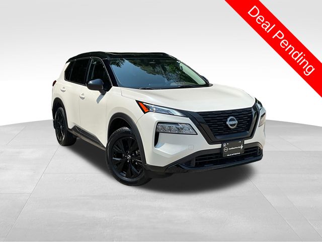 Pearl White Tricoat/Super Black 2023 Nissan Rogue SUV / Crossover All-Wheel Drive Continuously Variable Transmission