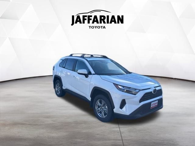 2025 Toyota RAV4 XLE's photo