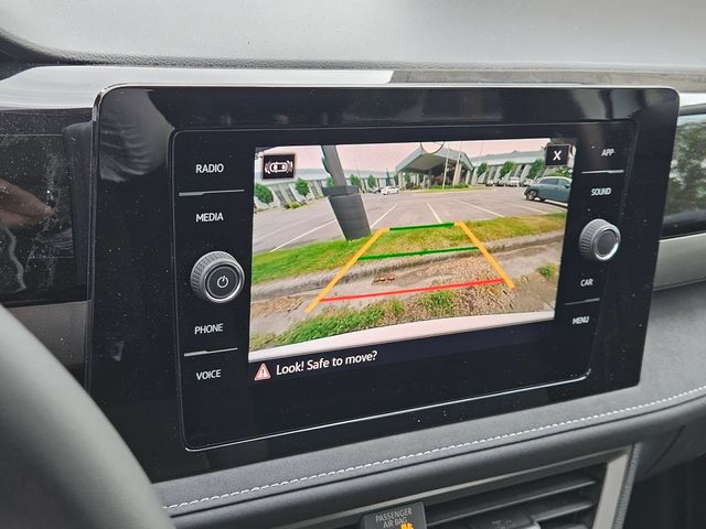 2025 Volkswagen Taos SE Black - Photo 22