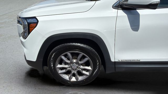 Used 2024 White GMC SLT image 42