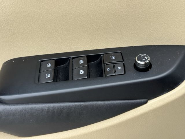 2015 Toyota Highlander XLE V6 White at Community Honda