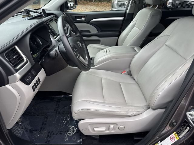 Used 2019 Gray Toyota XLE image 15