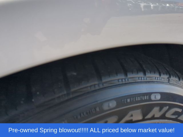 Used 2025 Summit White Chevrolet LT image 19