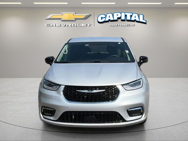 Used 2024 Silver Chrysler Touring L image 9