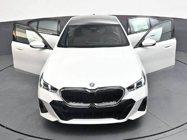 New 2027 White BMW 550e xDrive image 40