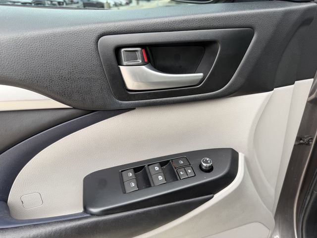2018 Toyota Highlander XLE Gray at River Oaks CDJR