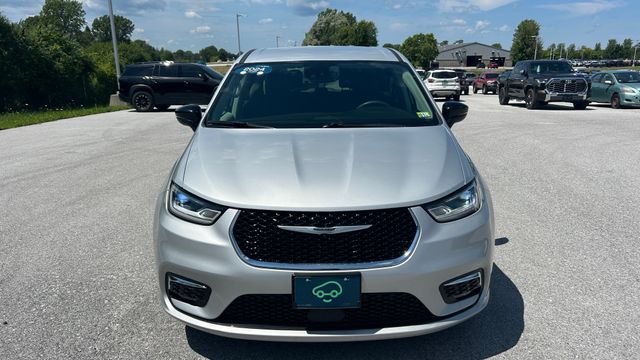 Used 2024 Chrysler Pacifica Van