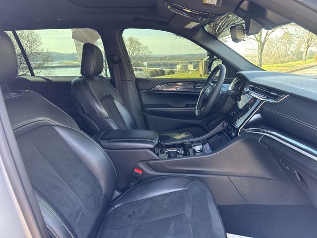 Used 2023 Silver Jeep Altitude image 11