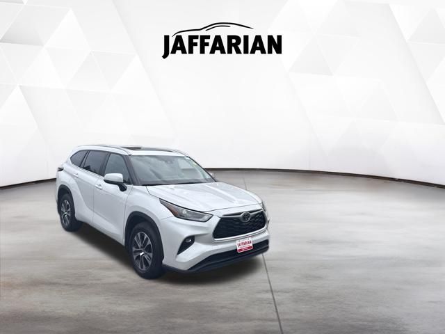 White (Wind Chill Pearl) 2024 Toyota Highlander SUV / Crossover All-Wheel Drive 8-Speed Automatic