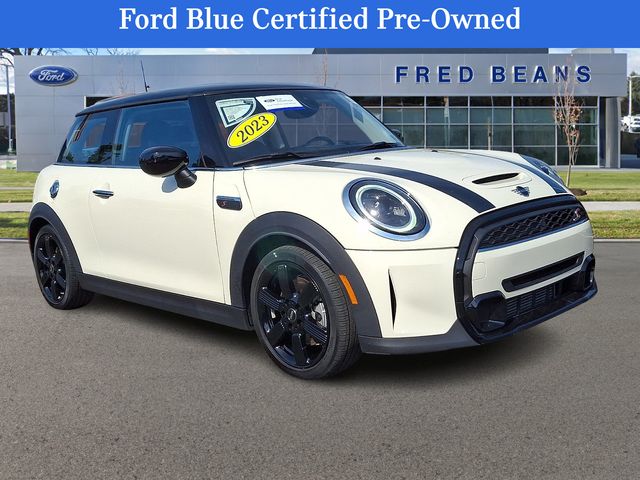 Pepper White 2023 MINI Cooper Hatchback Front-Wheel Drive 7-Speed Automatic