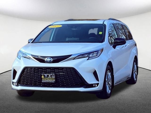 2022 Toyota Sienna XSE 13