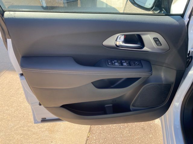 2026 Chrysler Pacifica Select - Bright White Clearcoat exterior view 11