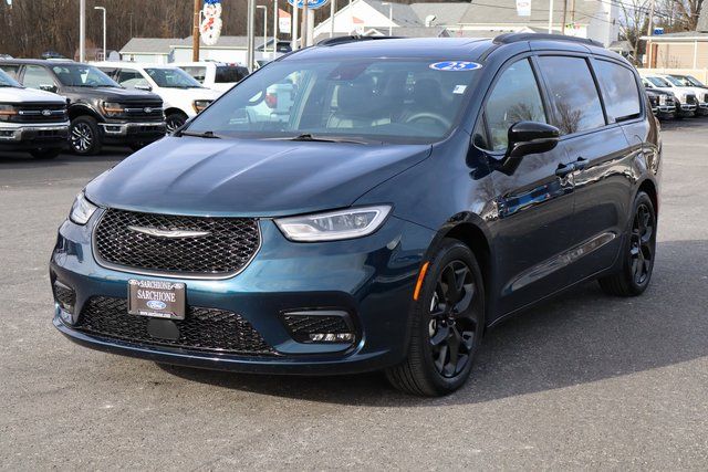 used 2025 Chrysler Pacifica car, priced at $34,500