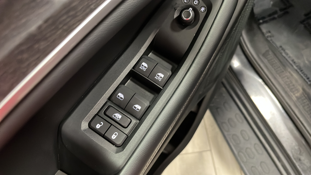 Used 2024 Diamond Black Crystal Pearlcoat Jeep Limited image 22
