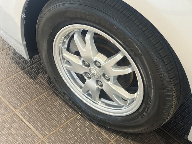 Used 2010  Toyota I image 5