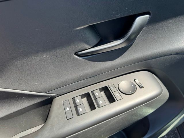 Used 2025 White Hyundai SEL image 20